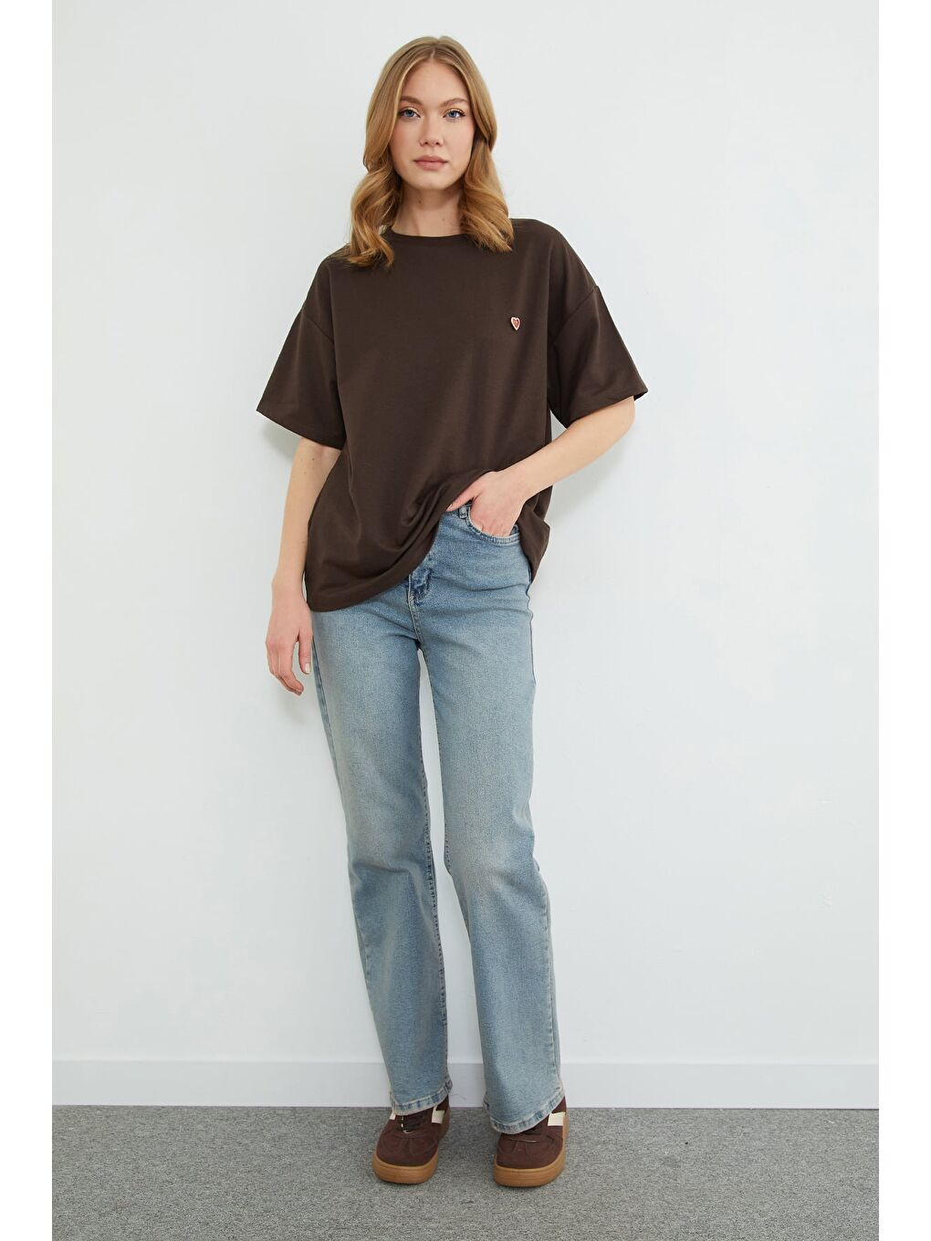 Kahverengi Kalp Aksesuarlı Bisiklet Yaka Salaş Tişört-1