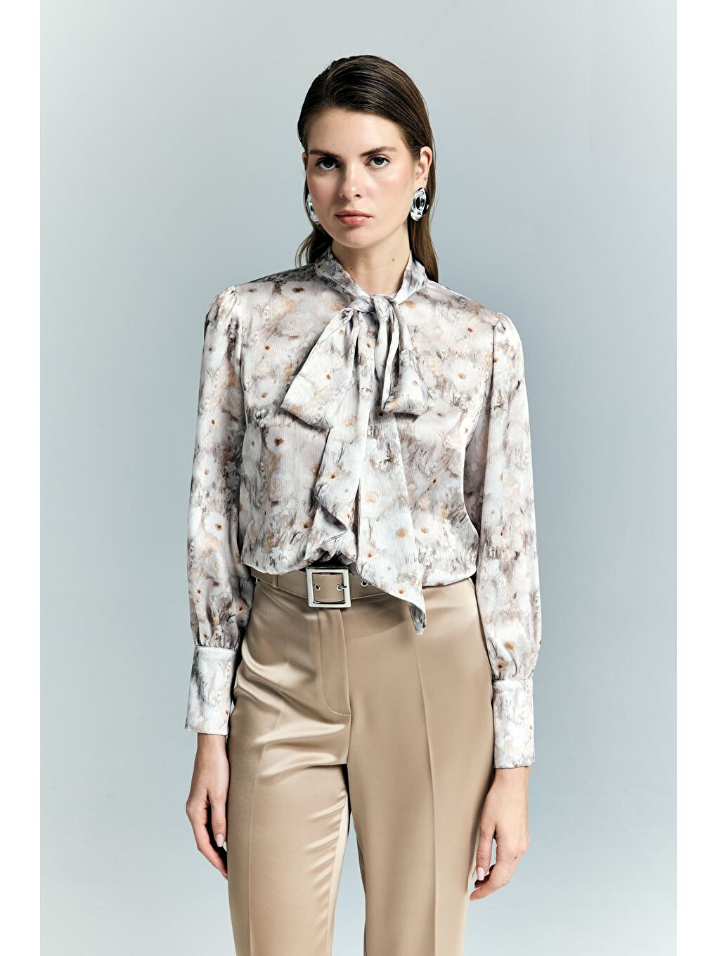 Çiçek Desenli Fularlı Gömlek - Bej-4