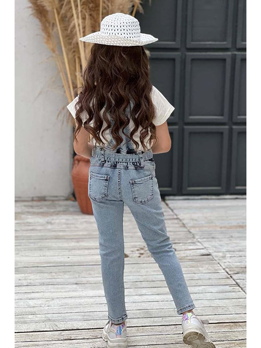 Kız Çocuk Üzeri Digital Baskılı T-shirt Yırtmaç ve Kedi Detaylı Mavi Jean Salopet Takım-3