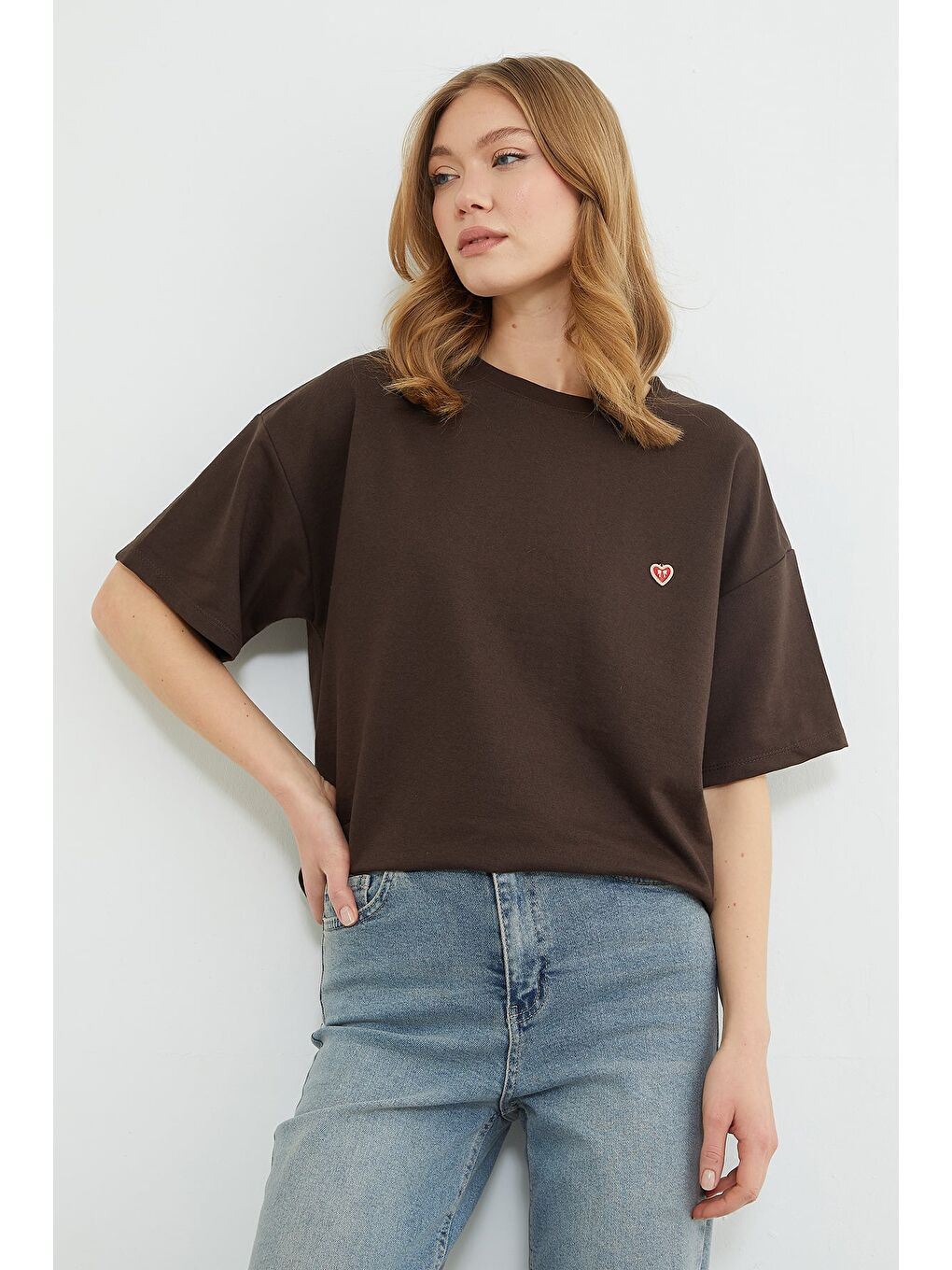 Kahverengi Kalp Aksesuarlı Bisiklet Yaka Salaş Tişört-2