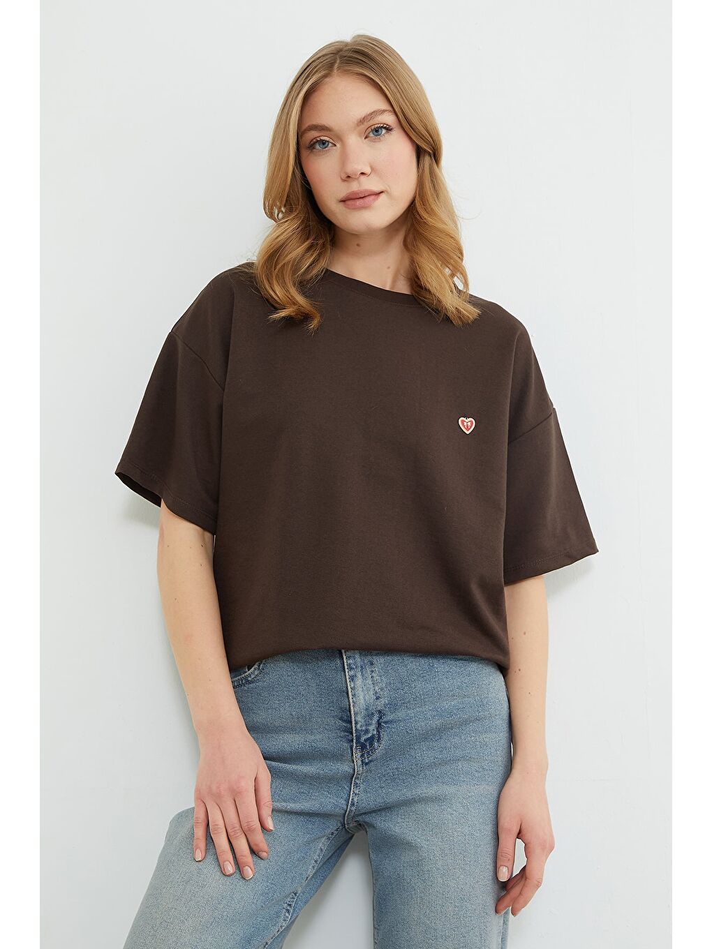 Kahverengi Kalp Aksesuarlı Bisiklet Yaka Salaş Tişört-3