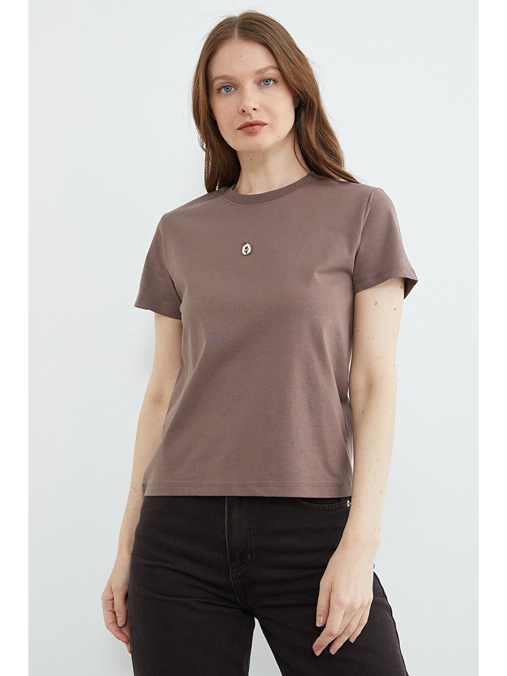 Kahverengi Metal Aksesuarlı Bisiklet Yaka Tişört-1