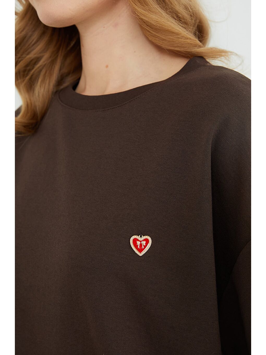 Kahverengi Kalp Aksesuarlı Bisiklet Yaka Salaş Tişört-4