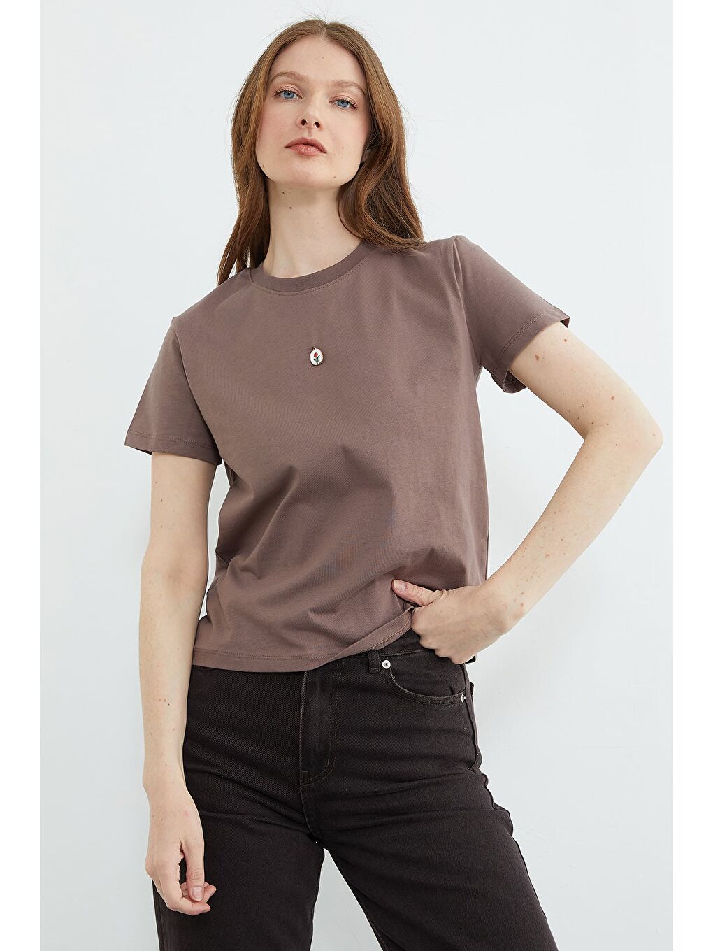 Kahverengi Metal Aksesuarlı Bisiklet Yaka Tişört-3