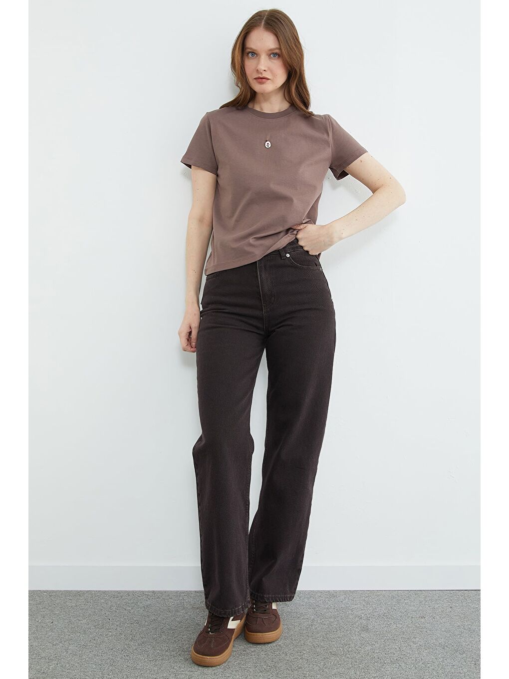 Kahverengi Metal Aksesuarlı Bisiklet Yaka Tişört-4