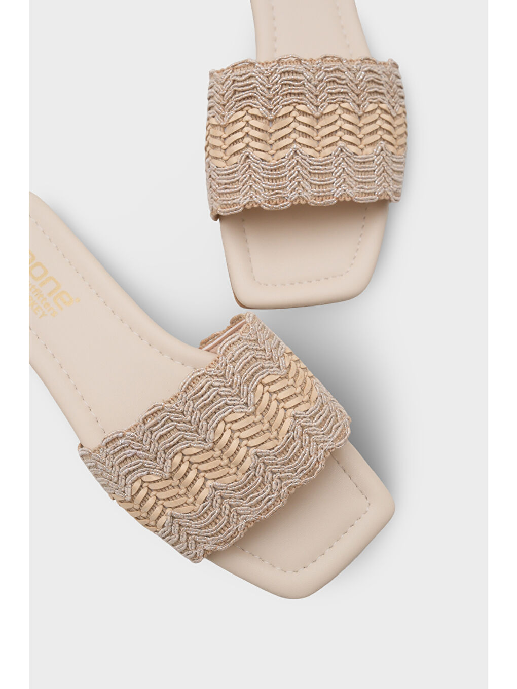 Bej Katya Düz Topuklu Parlak Küt Burunlu Kadın Terlik-4