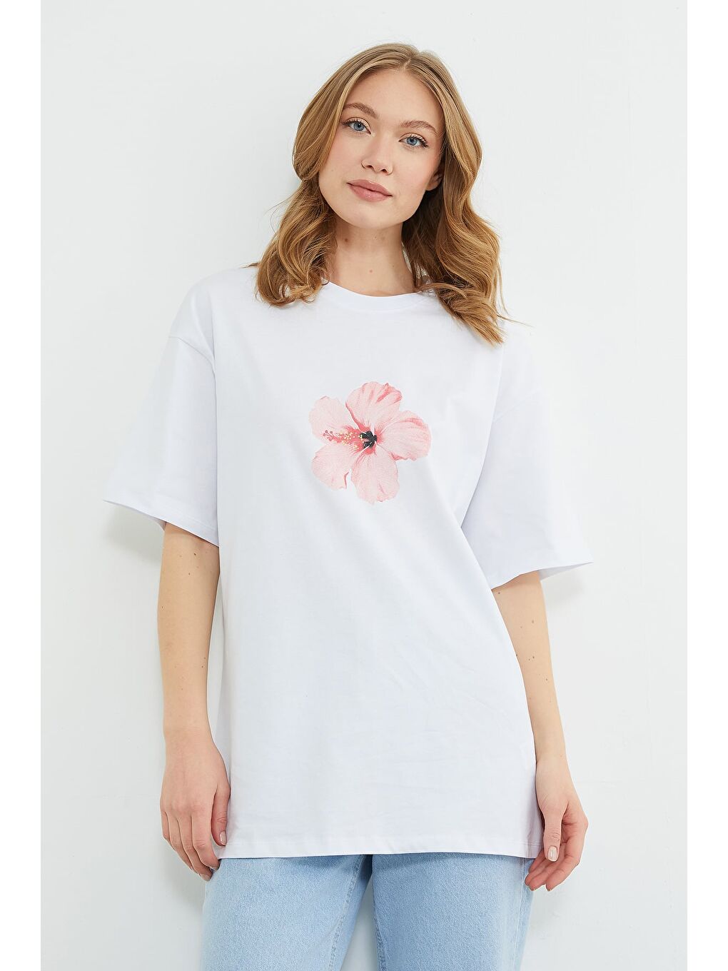 Beyaz Hibiscus Çiçeği Baskılı Oversize Tişört-1