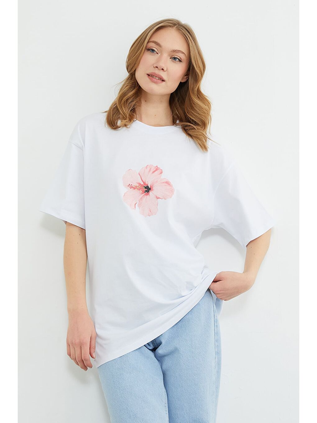 Beyaz Hibiscus Çiçeği Baskılı Oversize Tişört-2