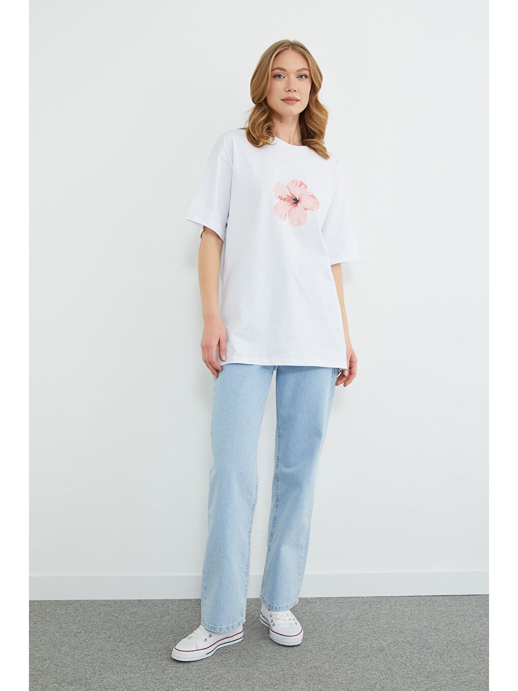 Beyaz Hibiscus Çiçeği Baskılı Oversize Tişört-3