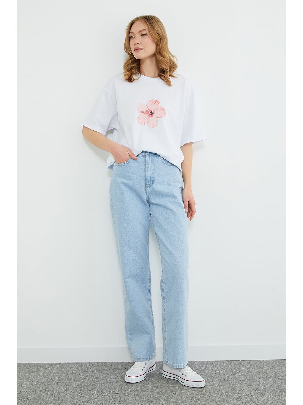 Beyaz Hibiscus Çiçeği Baskılı Oversize Tişört-4