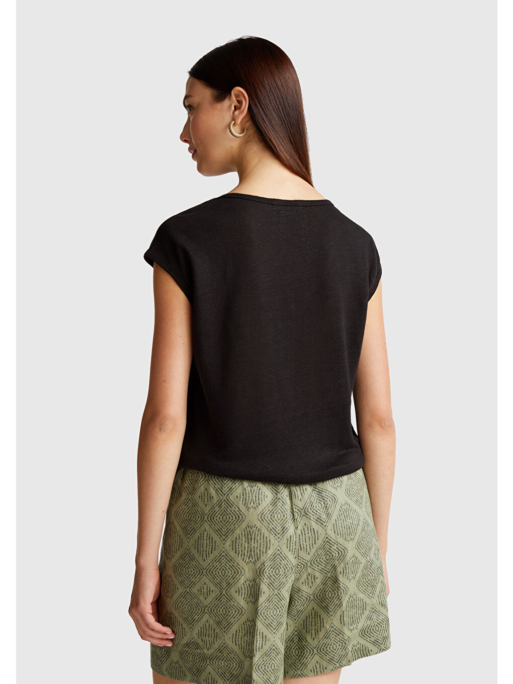 Kadın Siyah %100 Keten Yanları Yırtmaçlı Relax Fit Yuvarlak Yaka T-Shirt-2