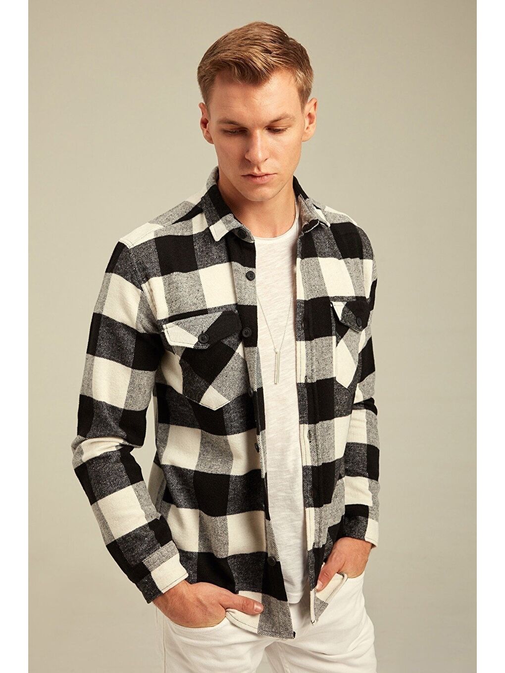 Tarz Cool Siyah beyaz Erkek Slim Fit Düğmeli Yaka Çift Cepli Oduncu Ekose Gömlek