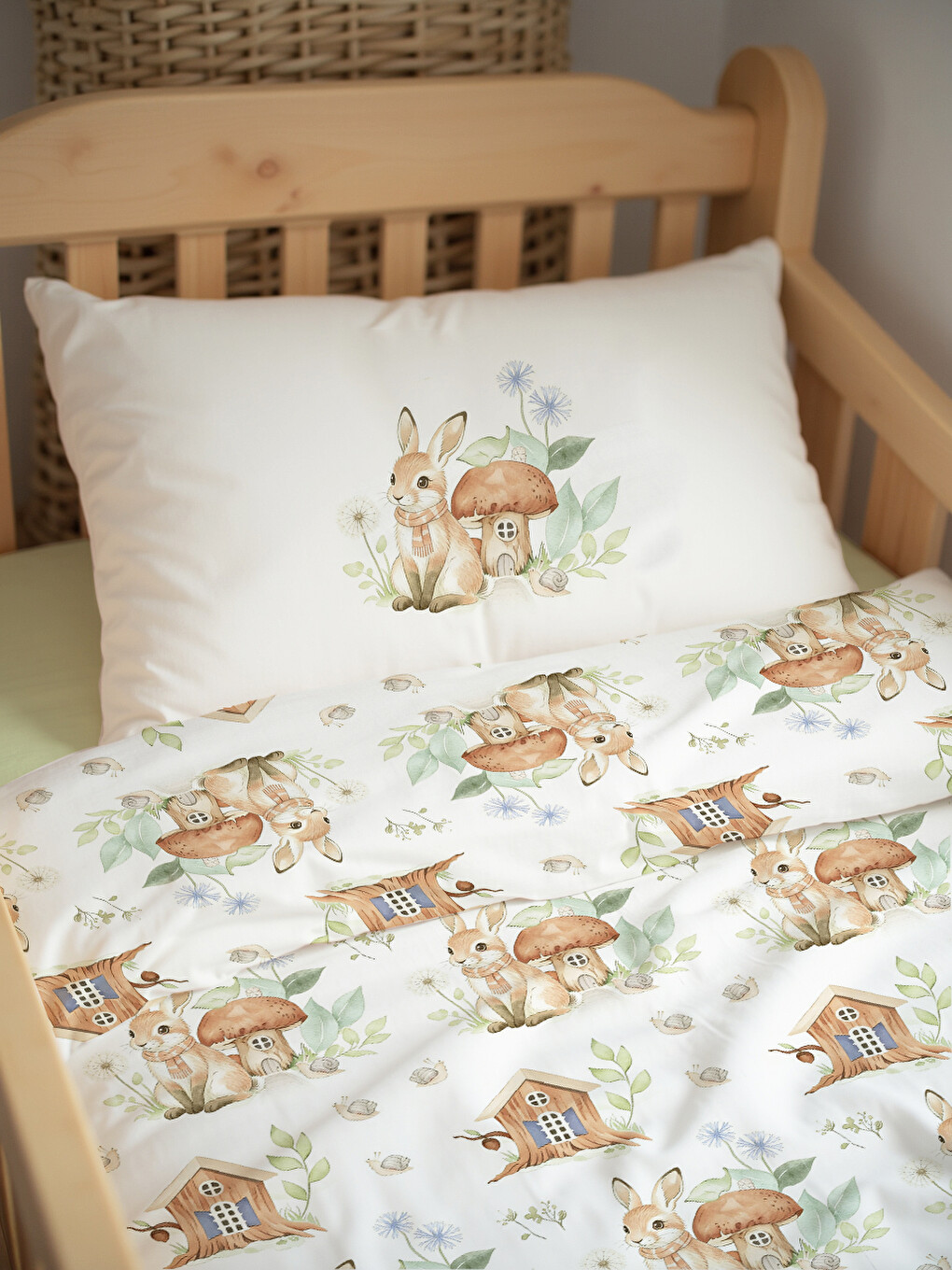 Karışık Tavşan ve Mantar Ev Desenli Bebek Nevresim Takımı Çift Taraflı 100x150 cm Çarşafsız-1