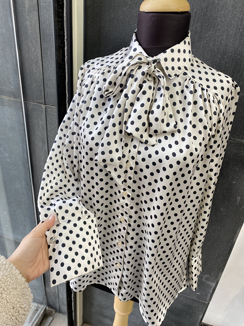 Siyah Puantiye Desenki Paris Fularlı Gömlek-2