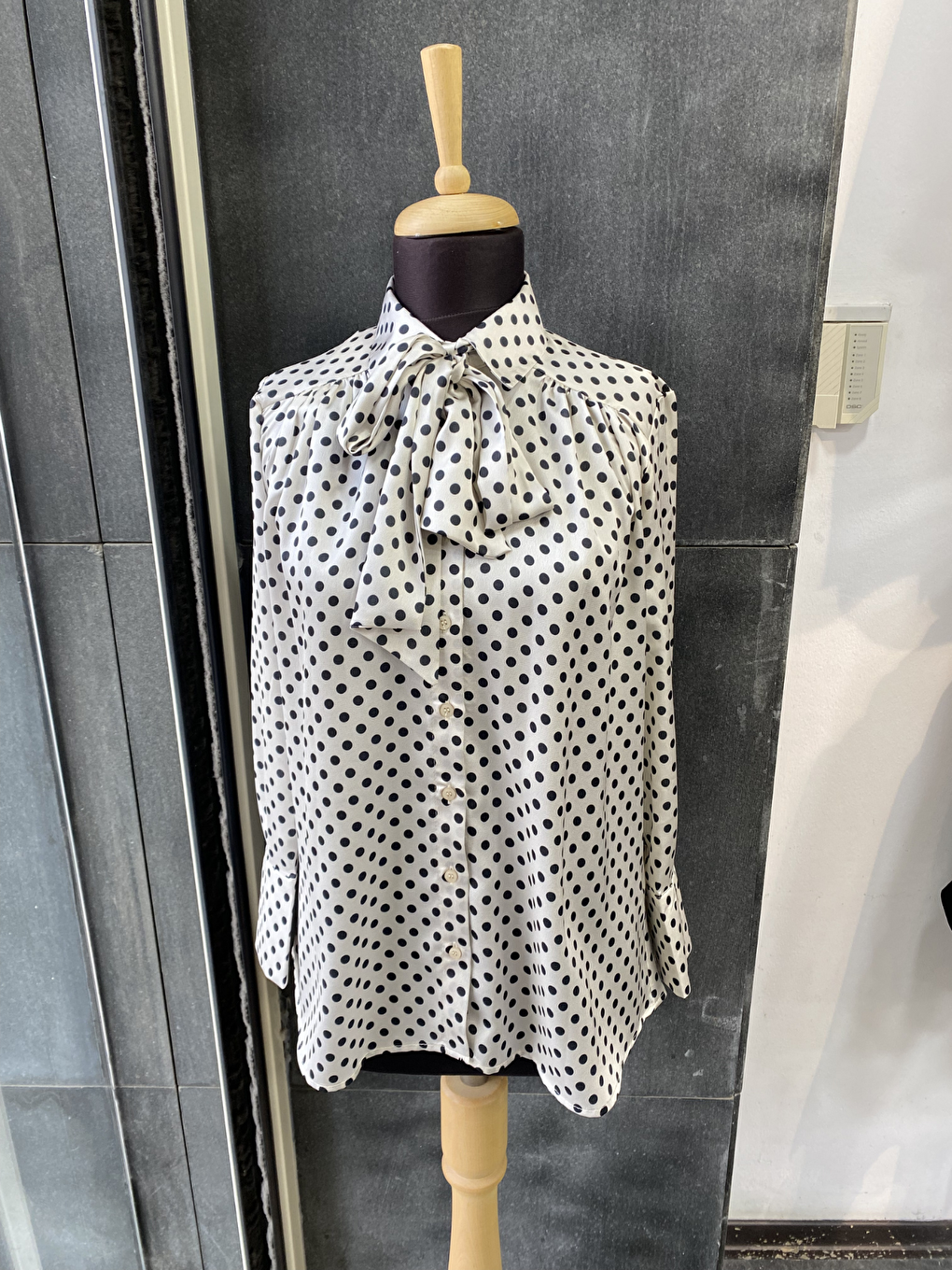 Siyah Puantiye Desenki Paris Fularlı Gömlek-3