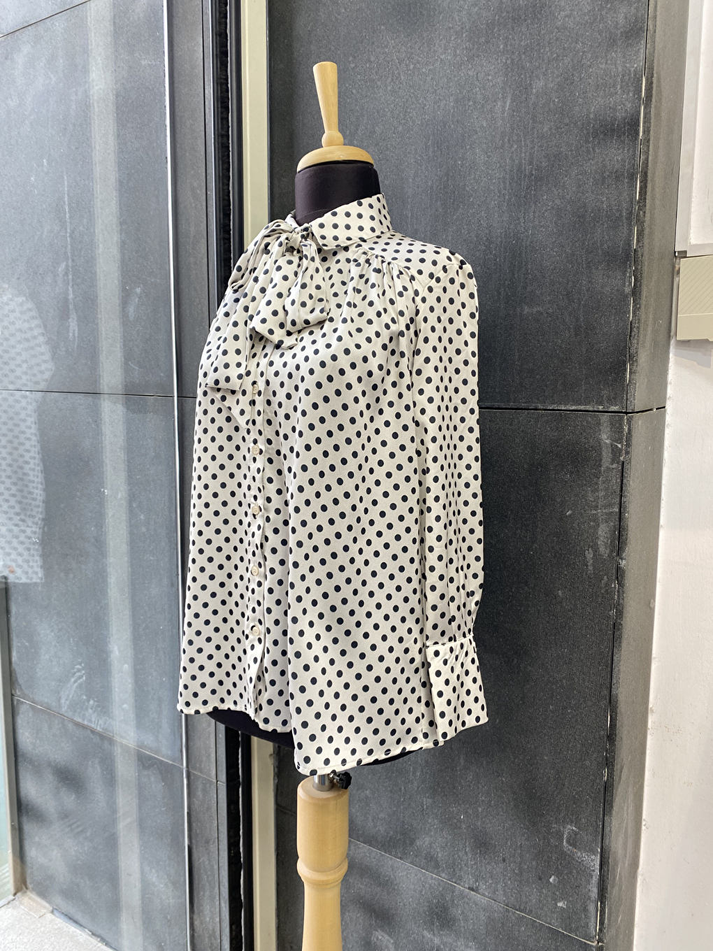 Siyah Puantiye Desenki Paris Fularlı Gömlek-4