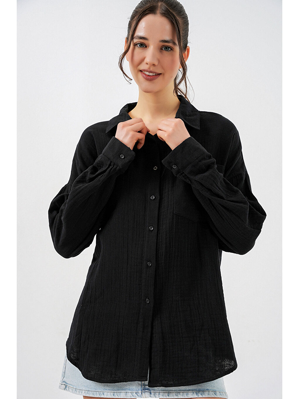 Kadın Tek Cepli Oversize Müslin Gömlek 20353 - Siyah-4