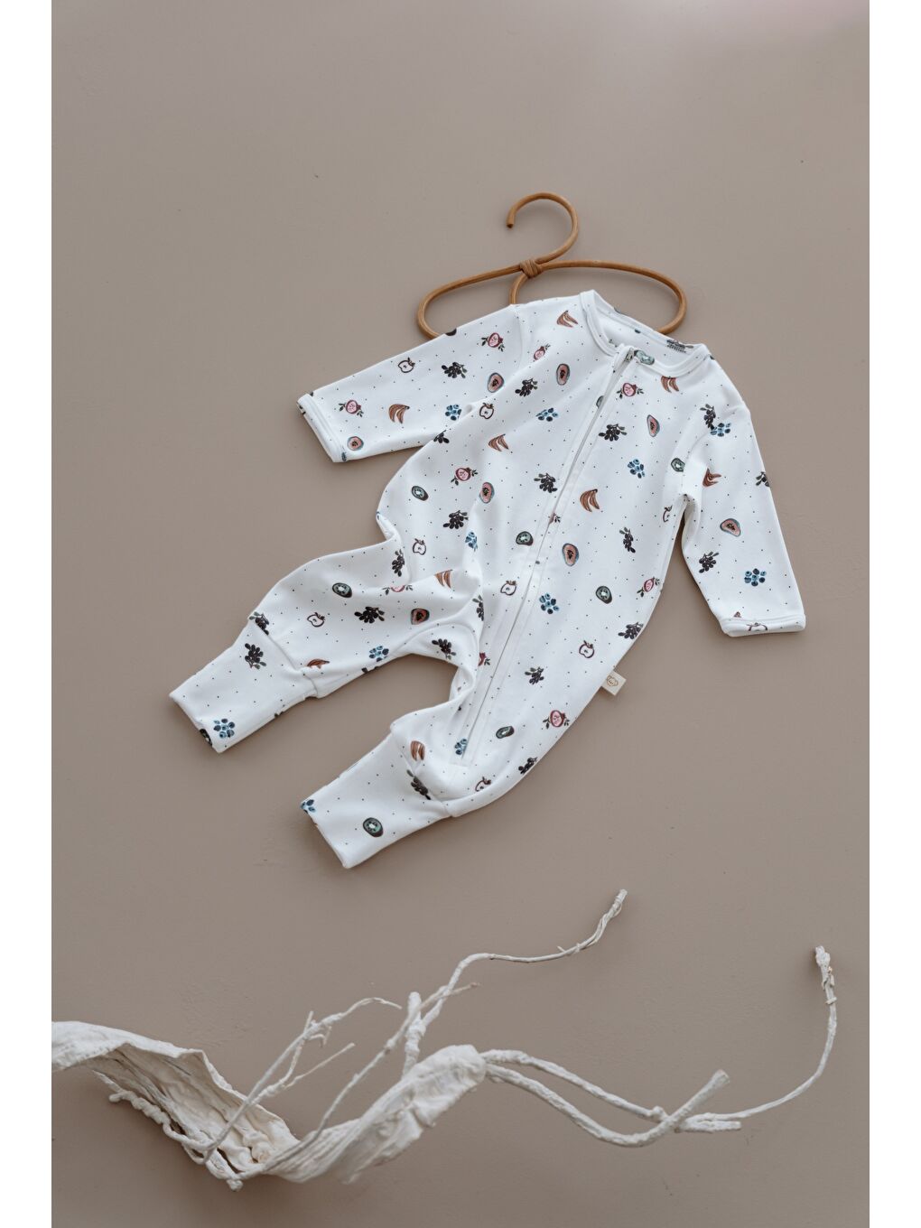 Beyaz Meyve Baskılı Calmy Serisi Kendinden Patikli Fermuarlı Tulum-3