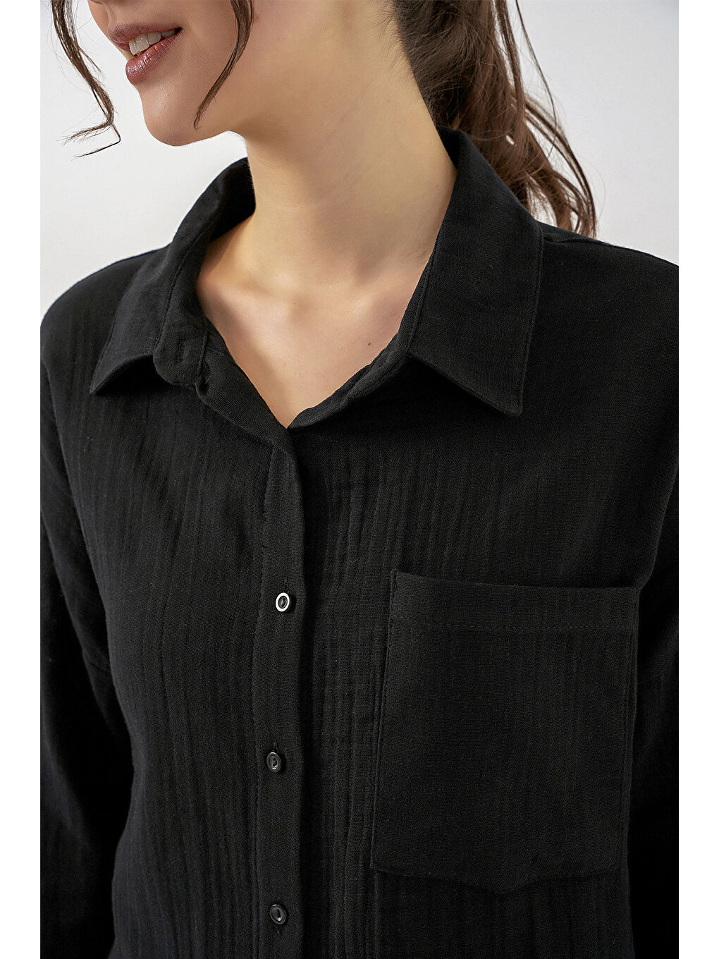 Kadın Tek Cepli Oversize Müslin Gömlek 20353 - Siyah-5