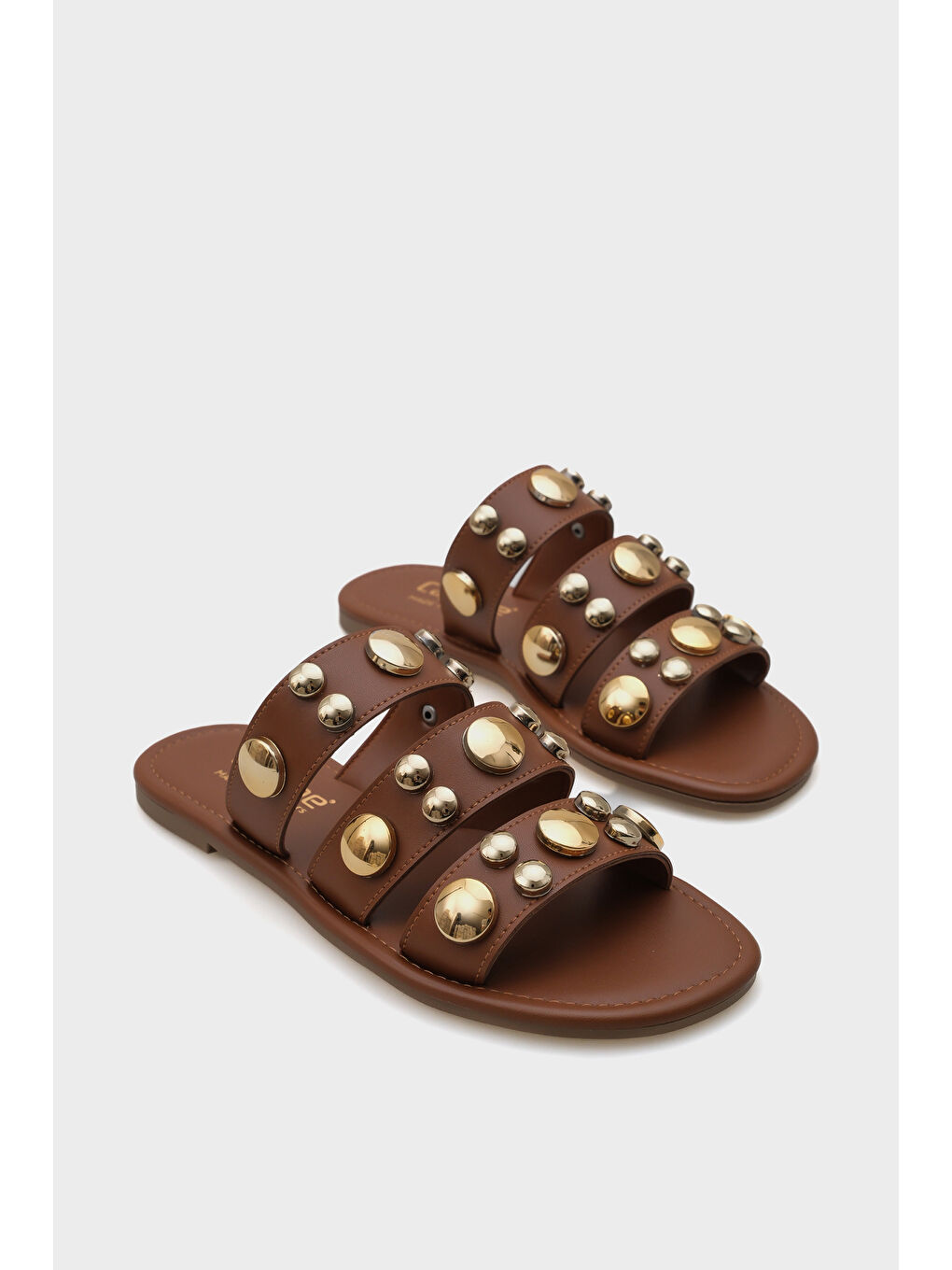 Kahverengi Kate Bantlı Metal Aksesuarlı Düz Topuklu Yuvarlak Burunlu Kadın Terlik-1