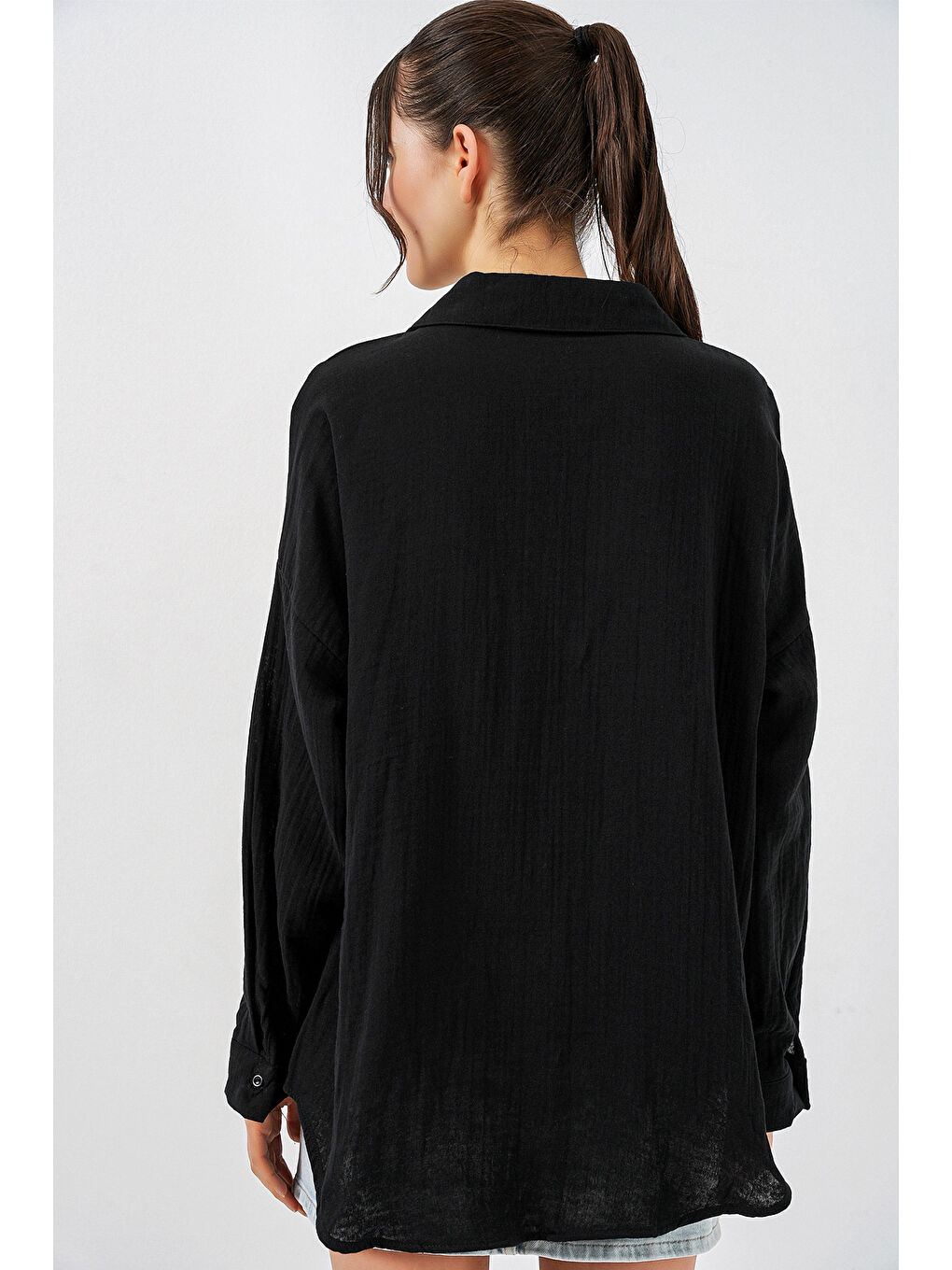 Kadın Tek Cepli Oversize Müslin Gömlek 20353 - Siyah-6