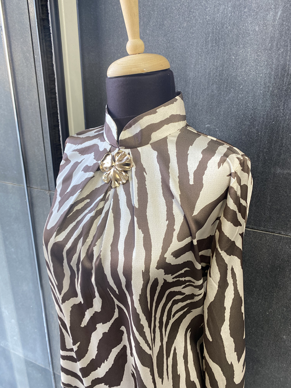 Kahverengi Gold Broşlu Zebra Desenli Bluz-2