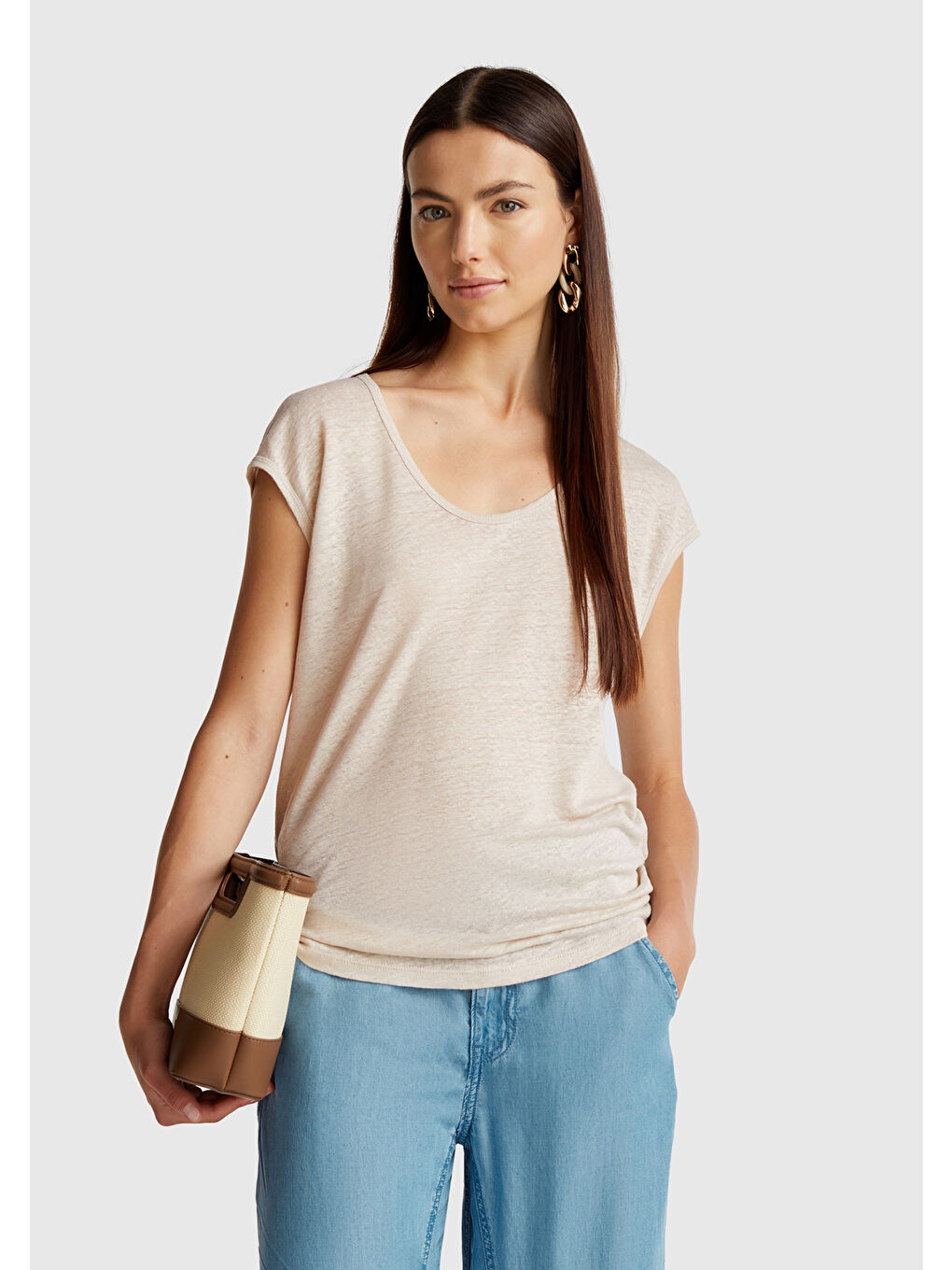 Bej Kadın Taş Rengi %100 Keten Yanları Yırtmaçlı Relax Fit Yuvarlak Yaka T-Shirt