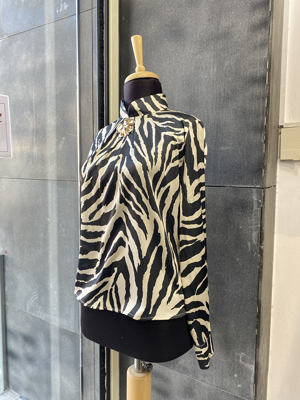 Siyah Gold Broşlu Zebra Desenli Bluz-2