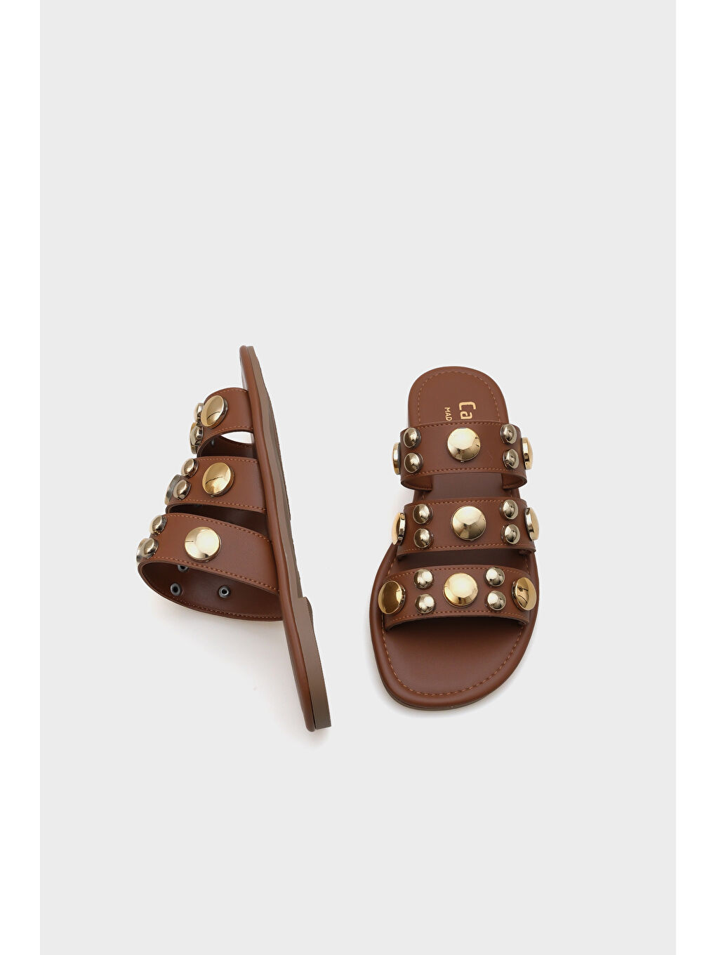 Kahverengi Kate Bantlı Metal Aksesuarlı Düz Topuklu Yuvarlak Burunlu Kadın Terlik-3