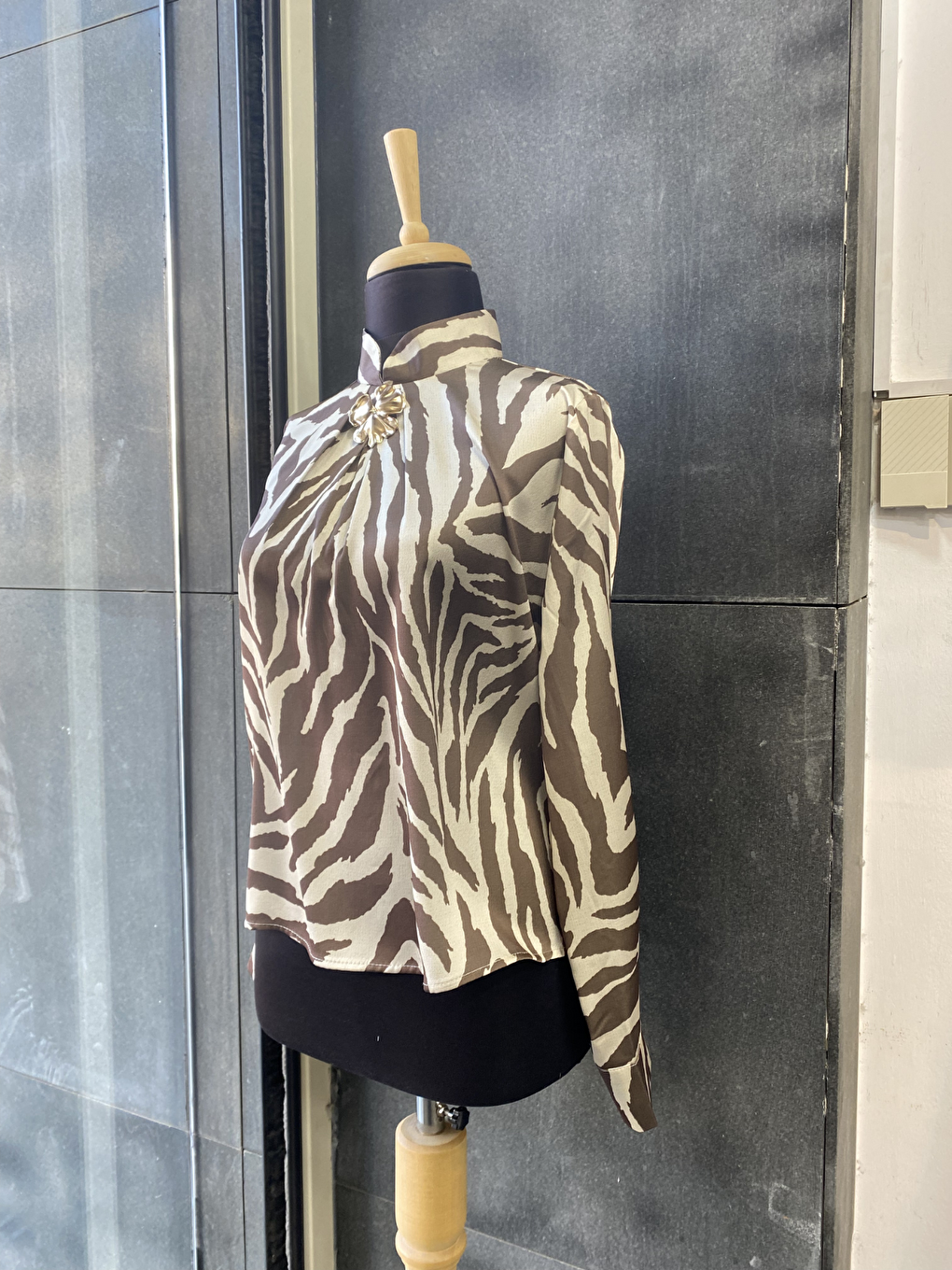 Kahverengi Gold Broşlu Zebra Desenli Bluz-3