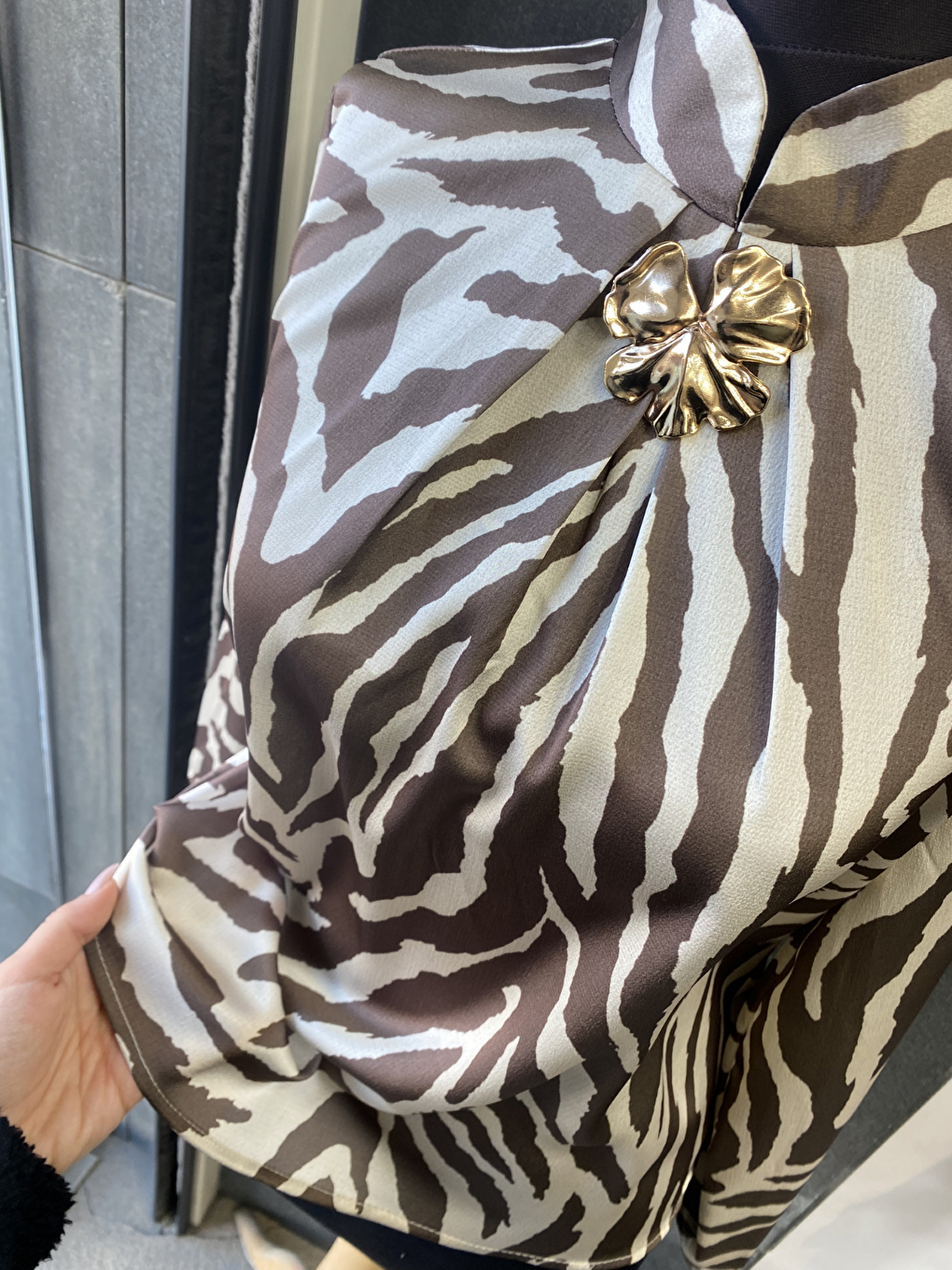 Kahverengi Gold Broşlu Zebra Desenli Bluz-4