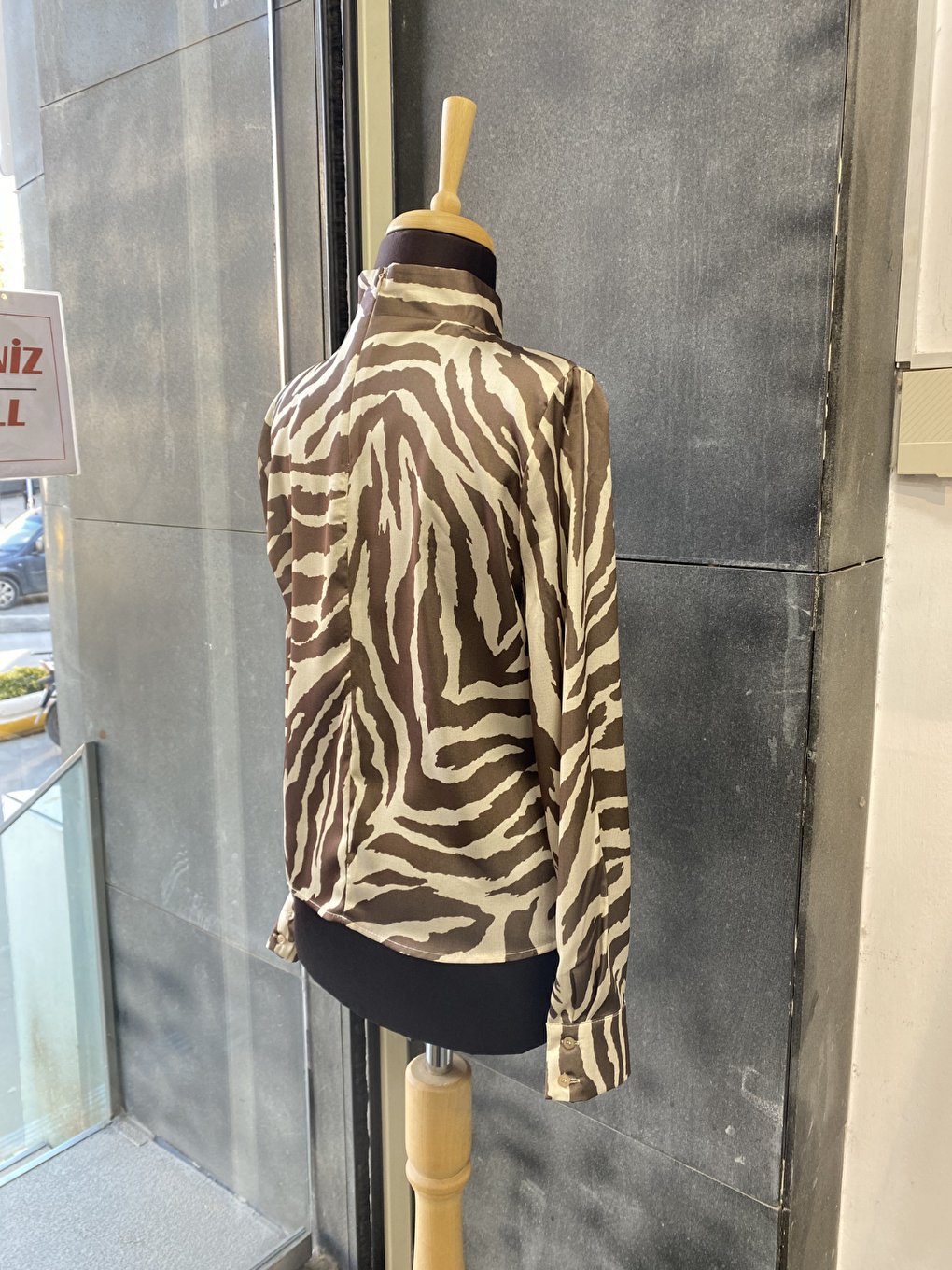 Kahverengi Gold Broşlu Zebra Desenli Bluz-5