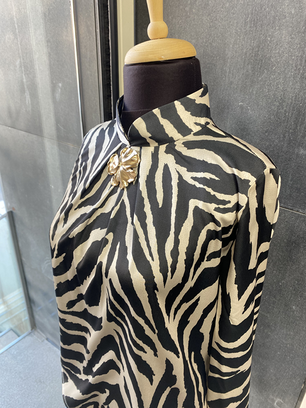 Siyah Gold Broşlu Zebra Desenli Bluz-3