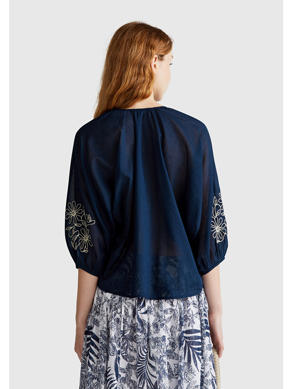 Kadın Lacivert %100 Pamuk Rahat Kalıp Kolları Çiçek İşlemeli Hakim Yaka Gömlek-2