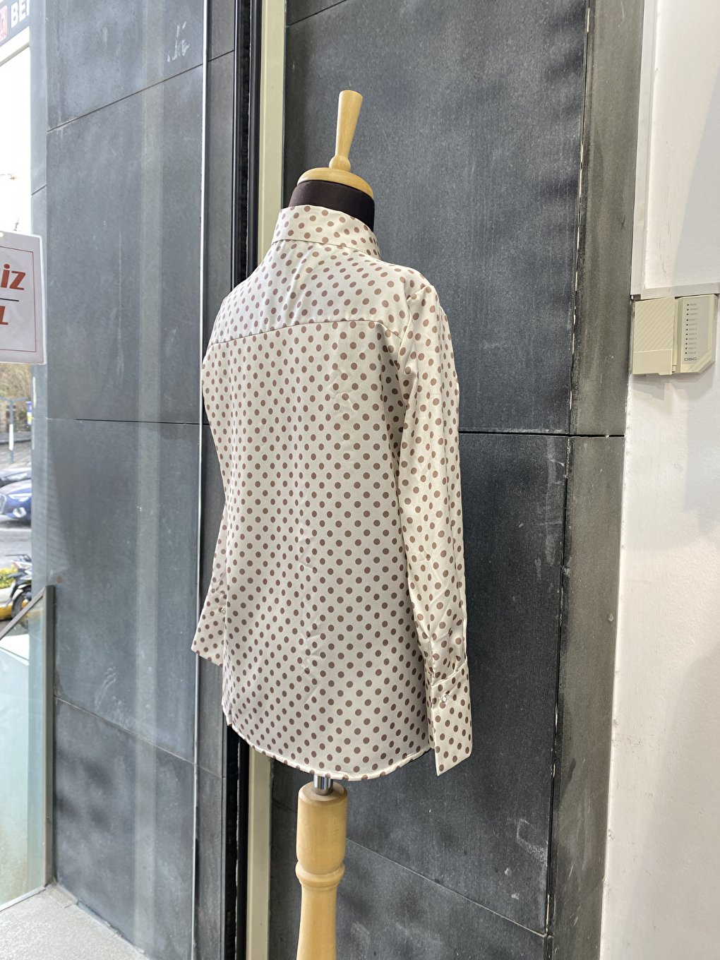 Kahverengi Puantiye Desenki Paris Fularlı Gömlek-4