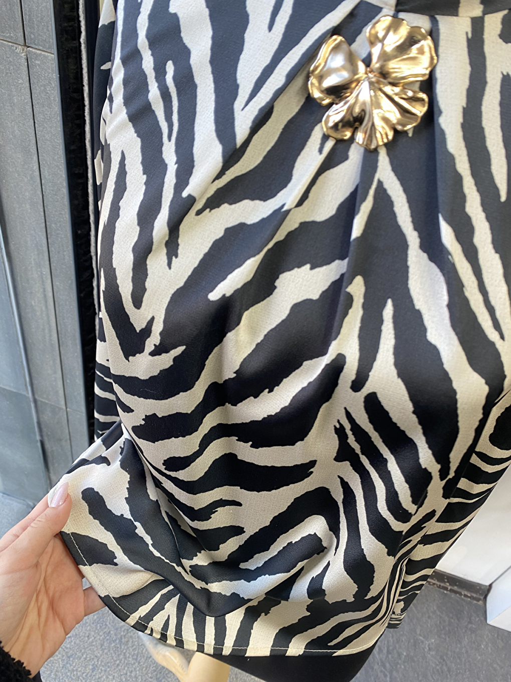 Siyah Gold Broşlu Zebra Desenli Bluz-4