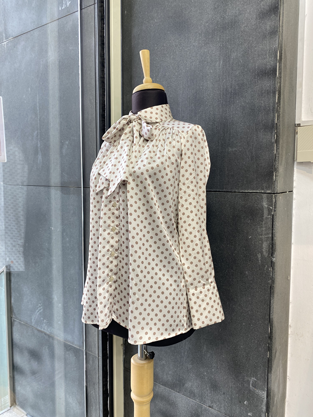 Kahverengi Puantiye Desenki Paris Fularlı Gömlek-5