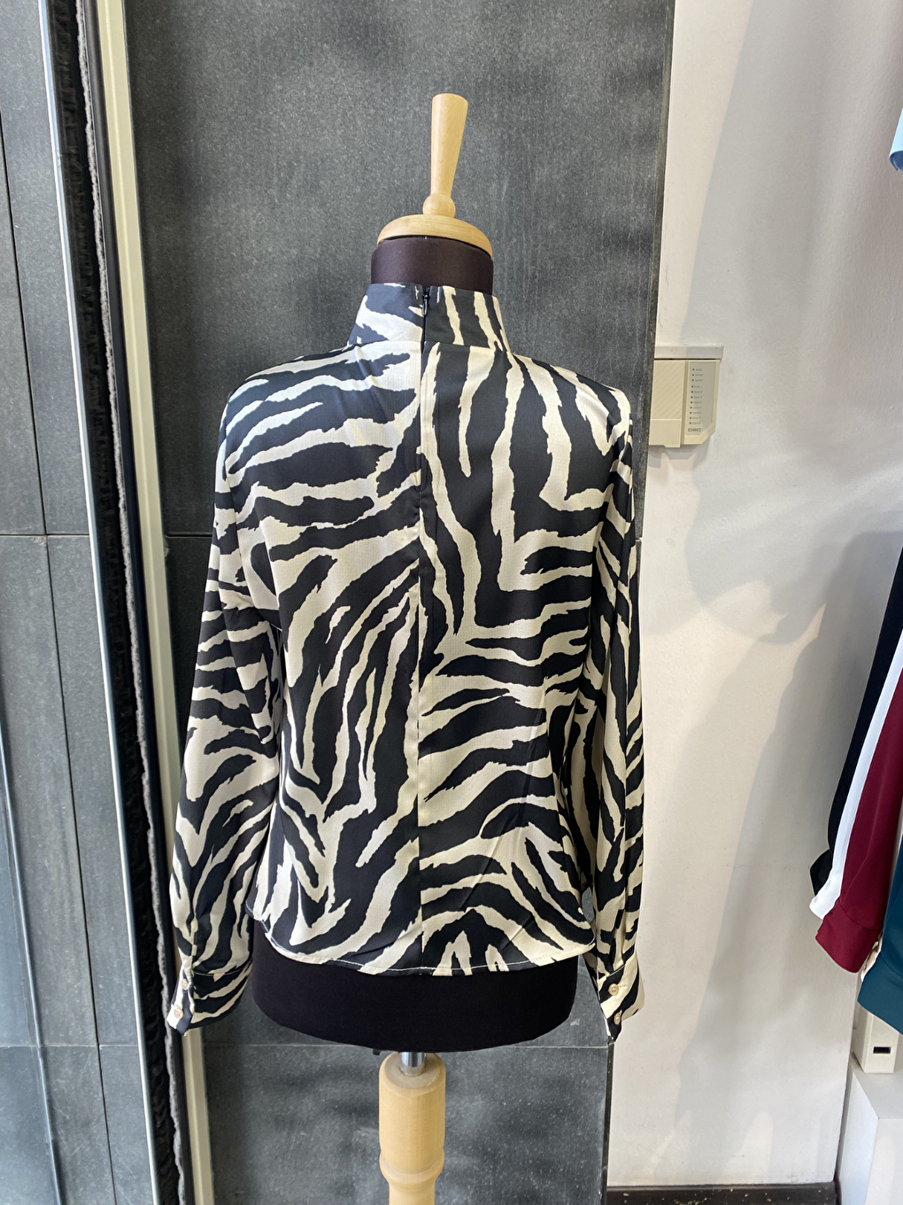 Siyah Gold Broşlu Zebra Desenli Bluz-5