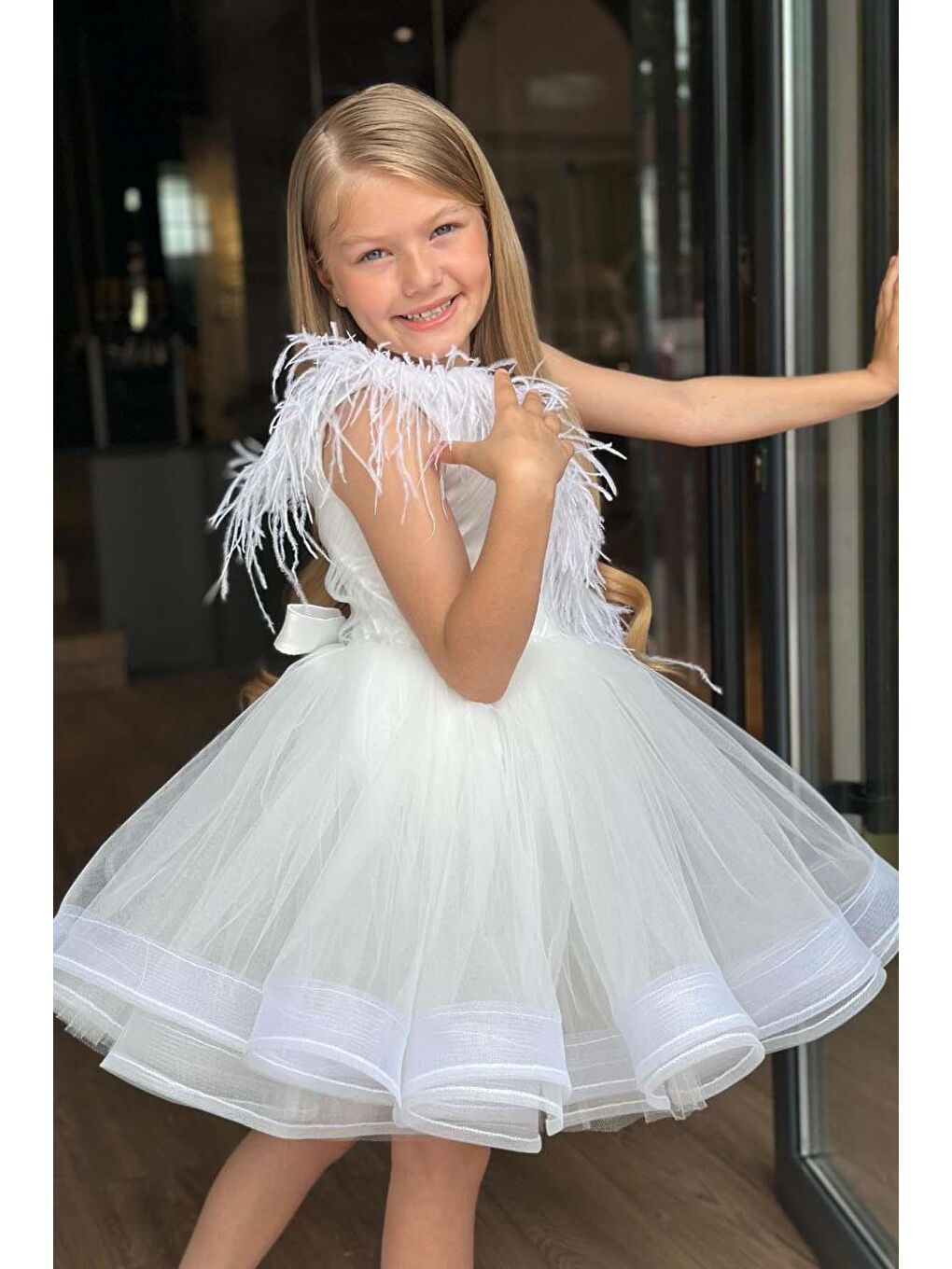 Kız Çocuk Omuzdan Göğse Tüylü Tek Omuz Eteği Kabarık Tüllü Beyaz Abiye