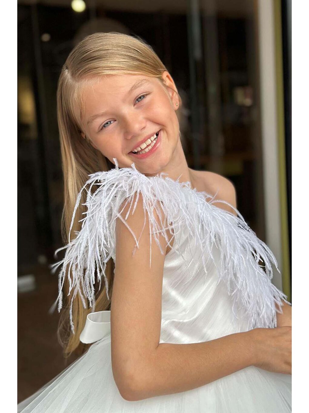 Kız Çocuk Omuzdan Göğse Tüylü Tek Omuz Eteği Kabarık Tüllü Beyaz Abiye-1