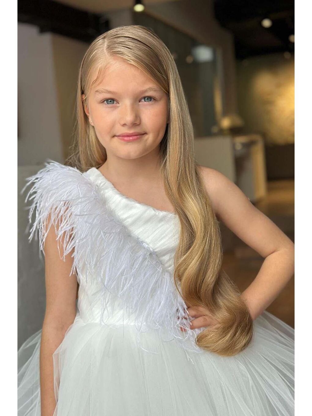 Kız Çocuk Omuzdan Göğse Tüylü Tek Omuz Eteği Kabarık Tüllü Beyaz Abiye-2