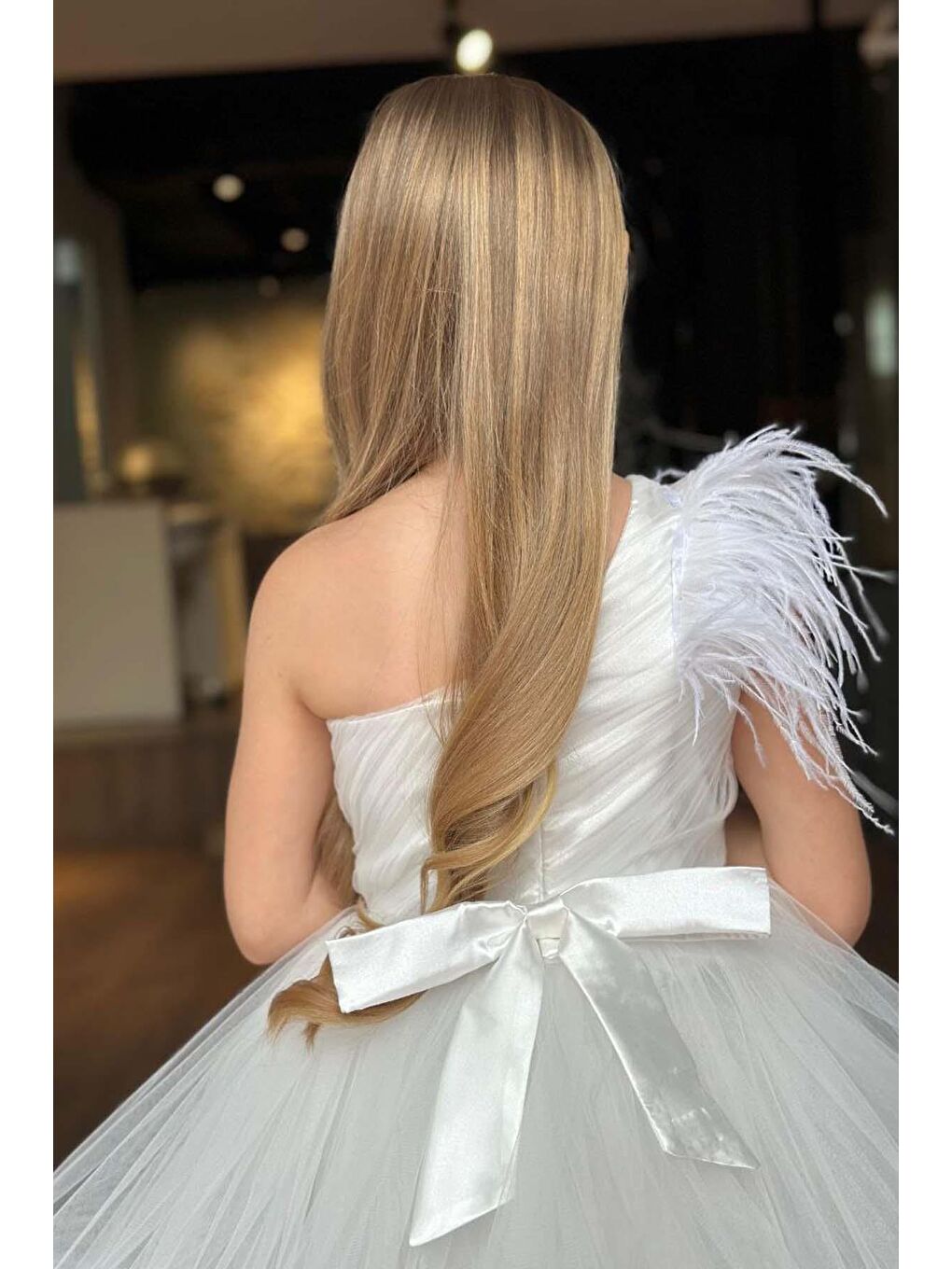 Kız Çocuk Omuzdan Göğse Tüylü Tek Omuz Eteği Kabarık Tüllü Beyaz Abiye-3