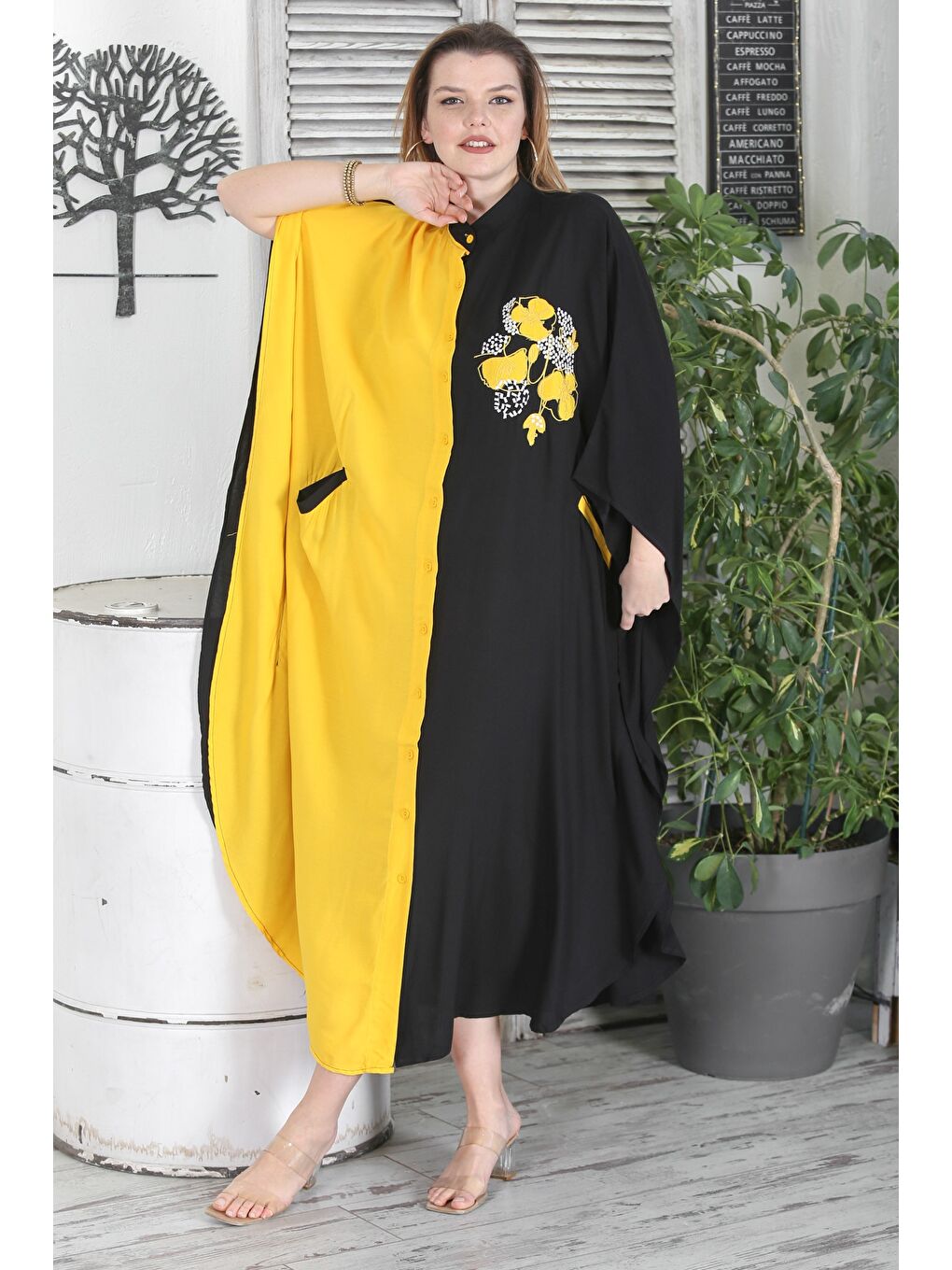 Siyah-Sarı Hakim Yaka 3/4 Kol Fleto Cep Nakışlı Casual Oversize Dokuma Elbise