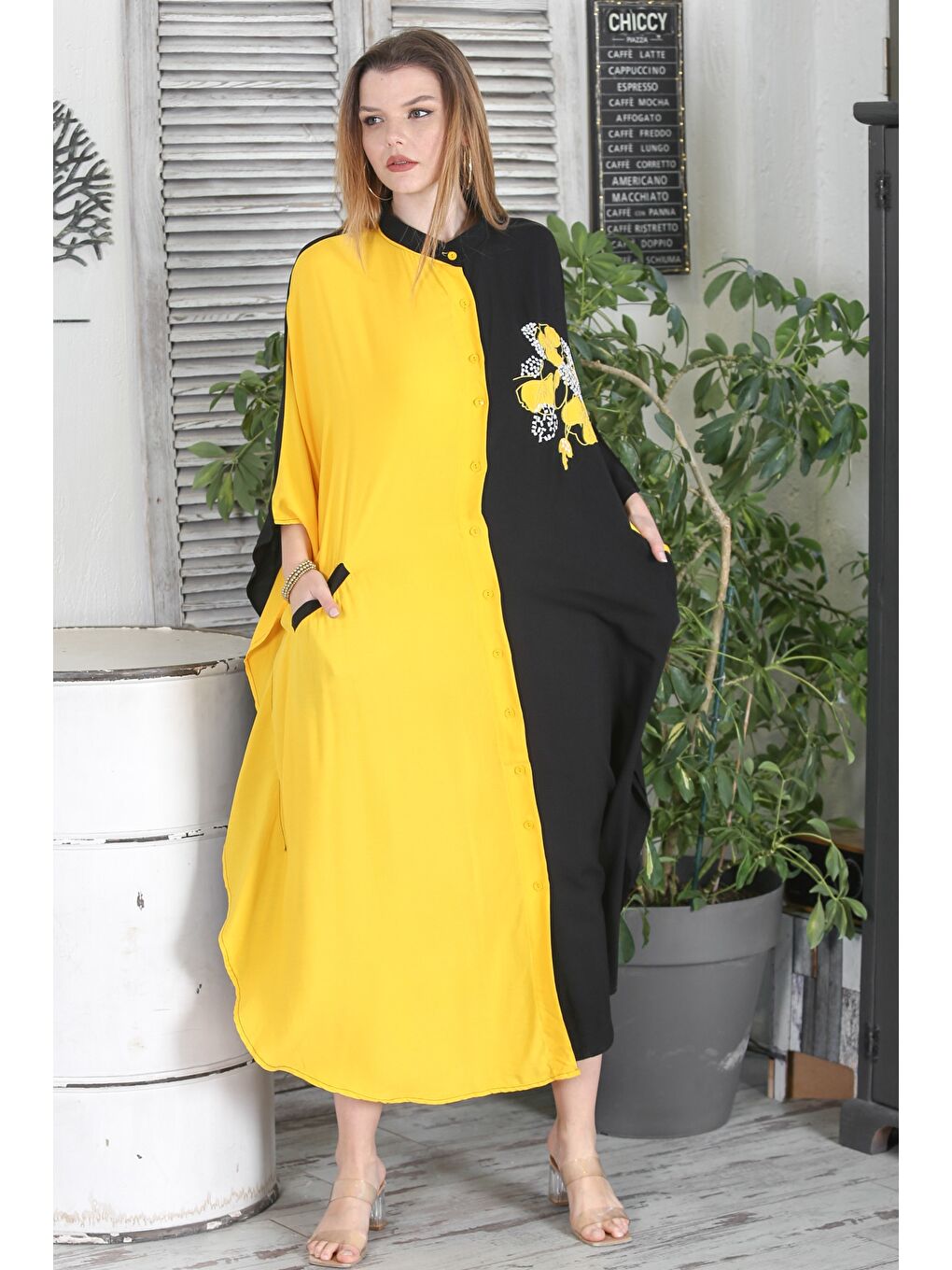 Siyah-Sarı Hakim Yaka 3/4 Kol Fleto Cep Nakışlı Casual Oversize Dokuma Elbise-3