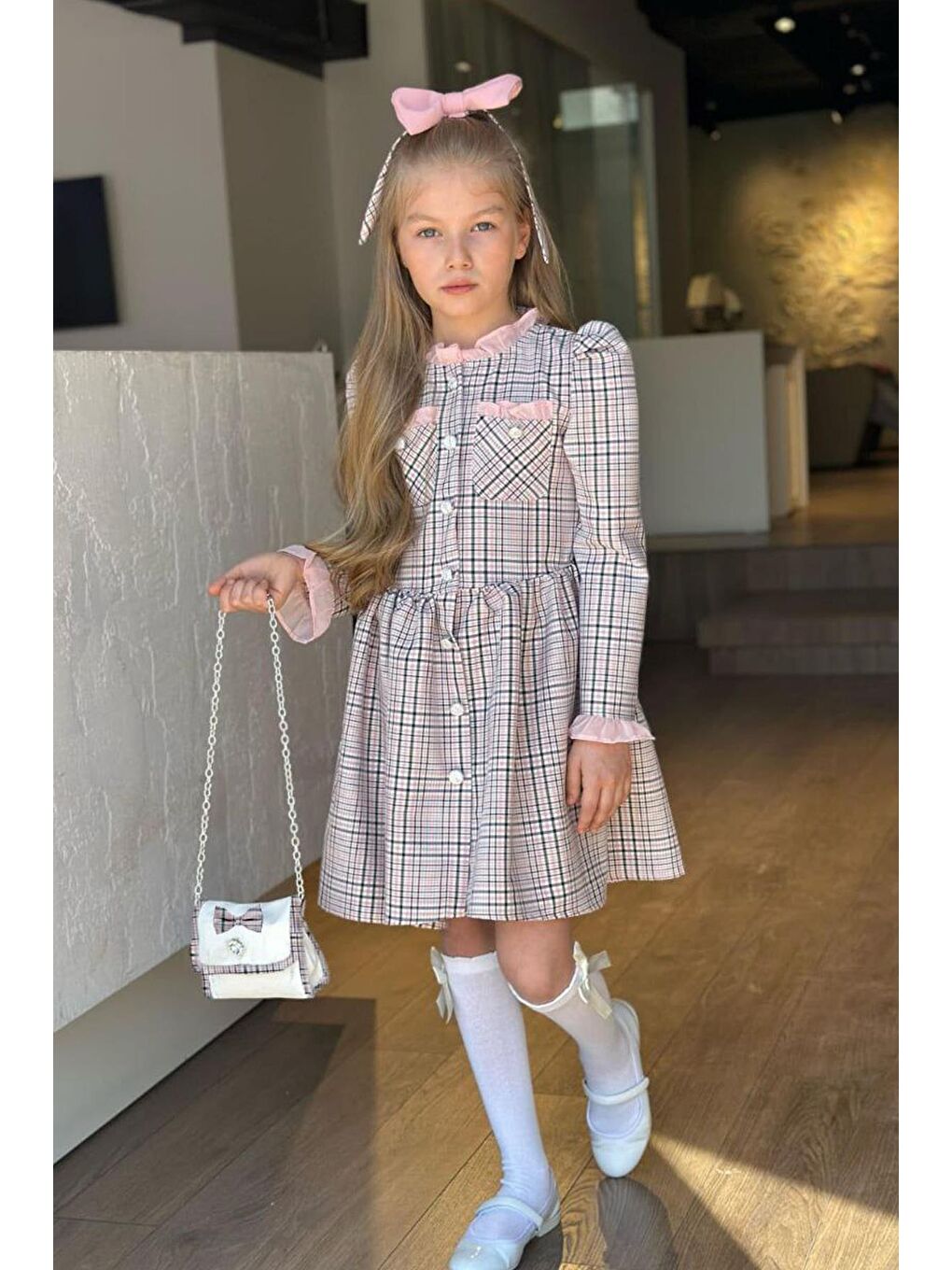Pembe Kız Çocuk Yakası ve Kolları Fırfırlı Üzeri Boydan Düğme ve Pudra Ekose Detaylı Elbise