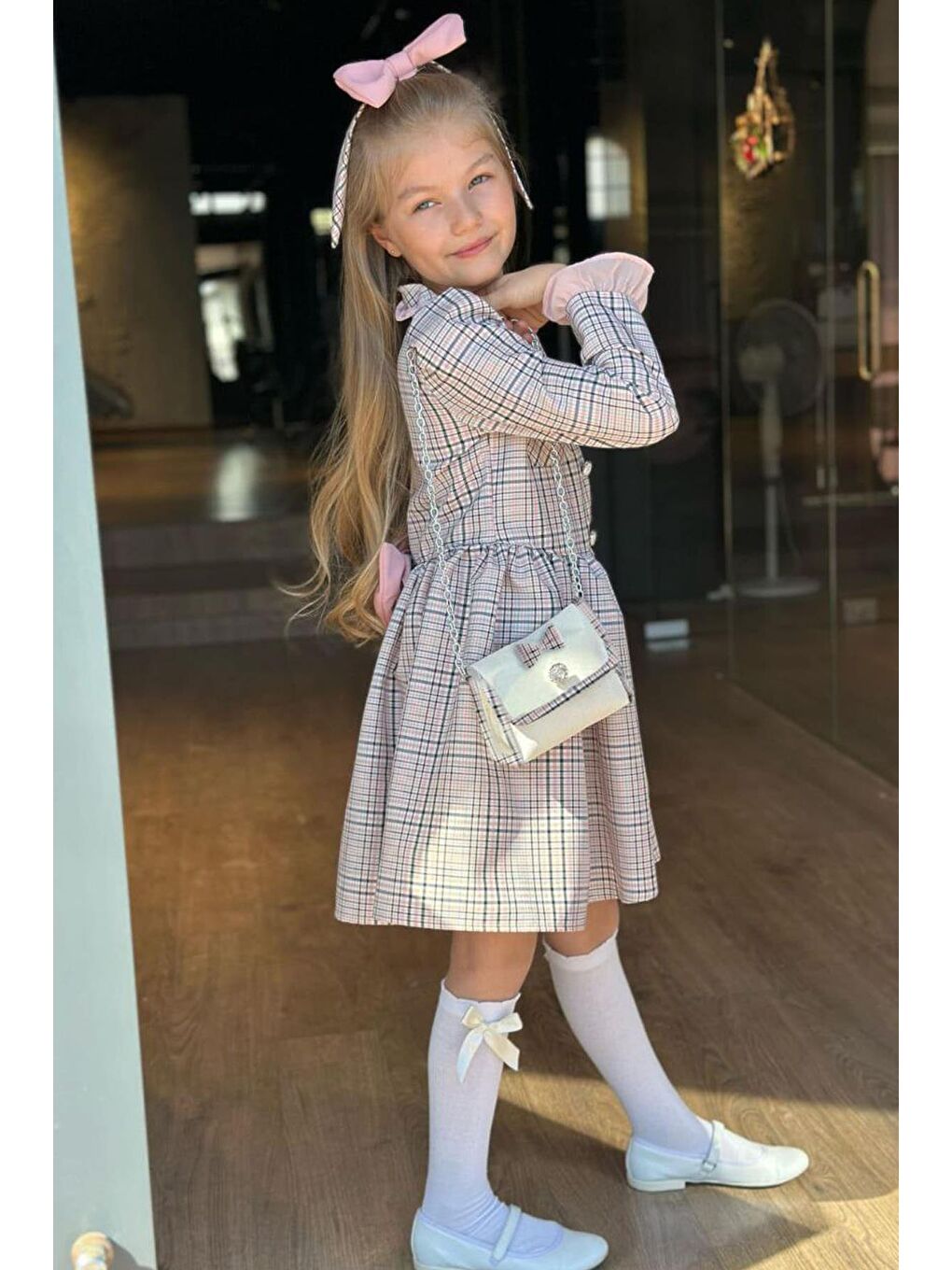 Pembe Kız Çocuk Yakası ve Kolları Fırfırlı Üzeri Boydan Düğme ve Pudra Ekose Detaylı Elbise-1