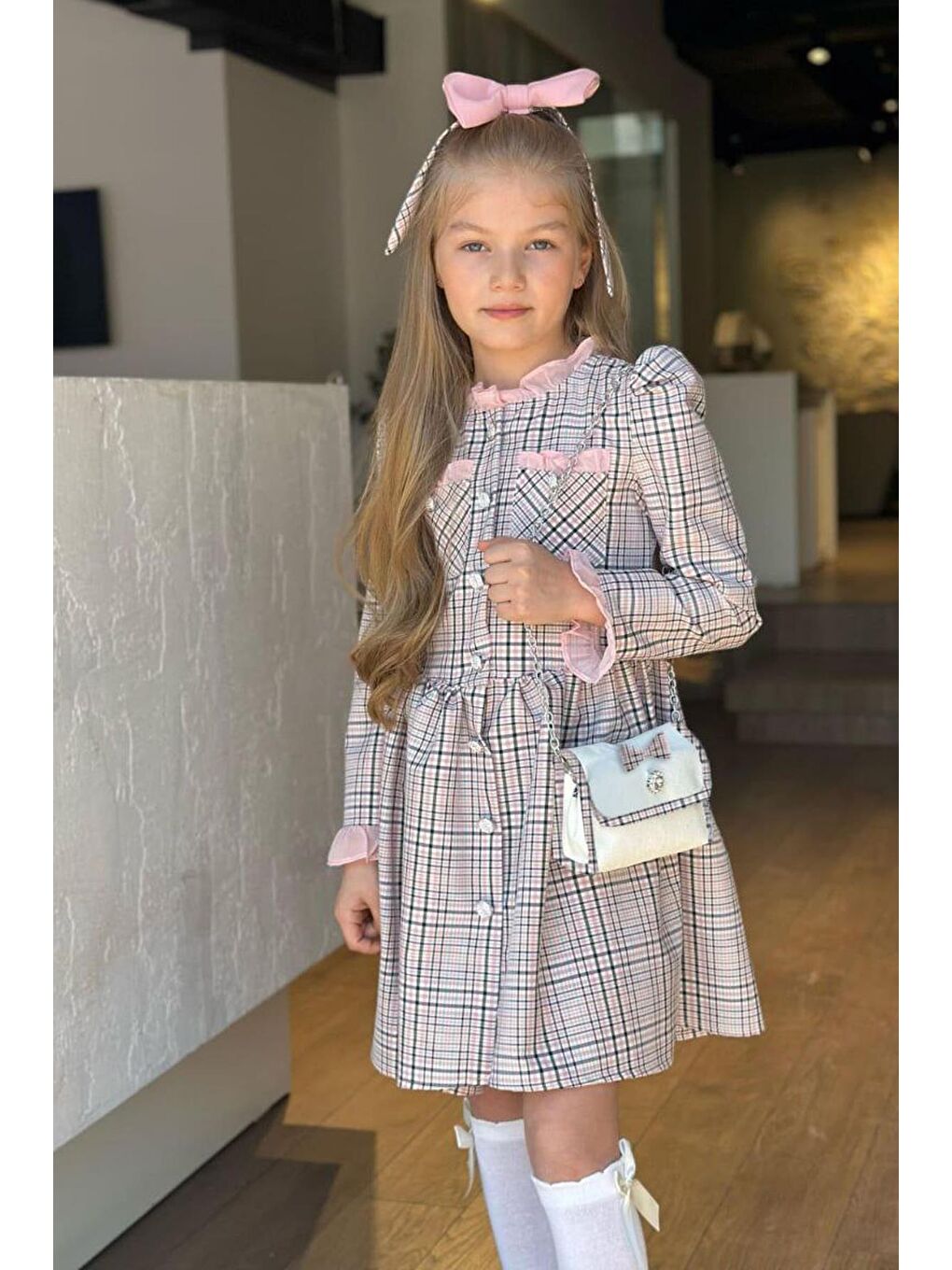 Pembe Kız Çocuk Yakası ve Kolları Fırfırlı Üzeri Boydan Düğme ve Pudra Ekose Detaylı Elbise-2