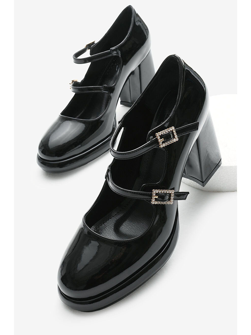 Kadın Siyah Neolit Taban Çift Bantlı Kalın Topuklu Ayakkabı