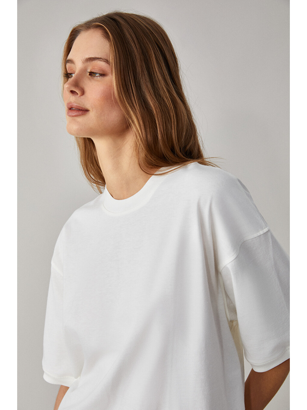 Betsy Kadın %100 Pamuk Bisiklet Yaka Kısa Kollu Fit Relaxed Ekru T-shirt-3