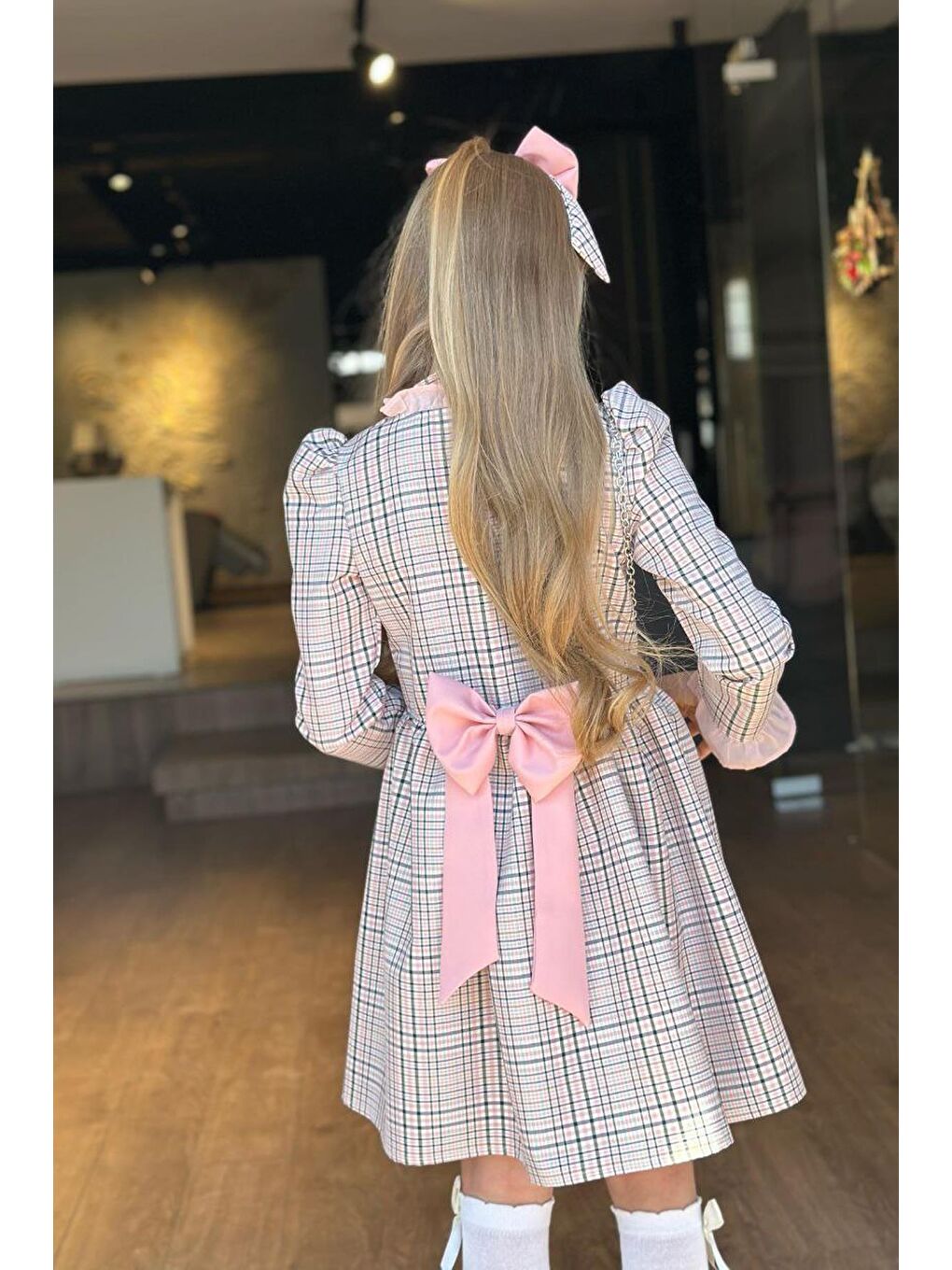 Pembe Kız Çocuk Yakası ve Kolları Fırfırlı Üzeri Boydan Düğme ve Pudra Ekose Detaylı Elbise-3